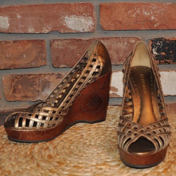 BCBG BCBGirls Woven Gold Leather Peep Toe Wooden Platform Wedge Sandal Shoe 7.5 - Picture 1 of 11